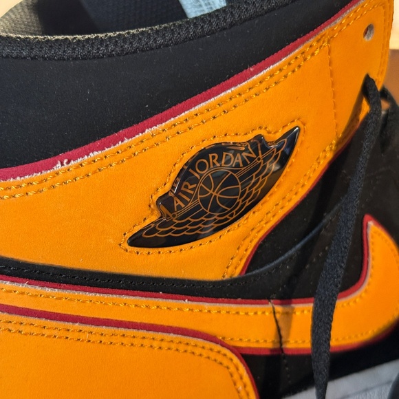 ALMOST NEW WORN ONCE - M 10.5 - AIR JORDAN 1 MID SE CREAMSICLE TAMPA BUCCANEERS